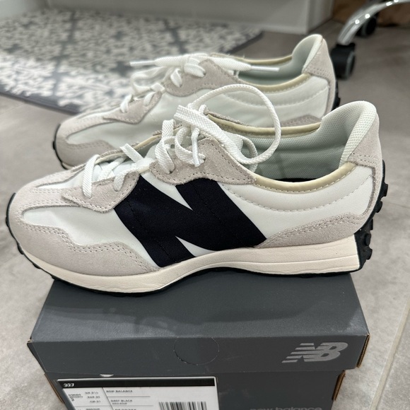 New in Box New Balance White/Black Sea Salt Grey Sneajer Size 3 / Women’s 5 - Picture 1 of 5